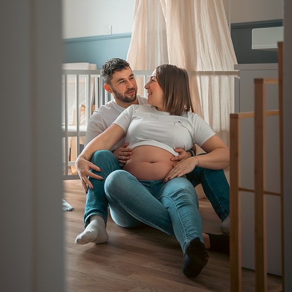 Photo Grossesse Couple ambiance intimiste et douce - Photographe Reims Marne