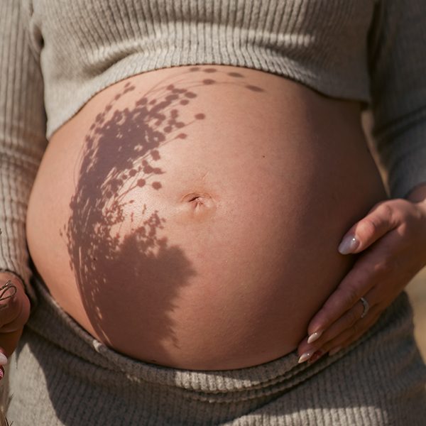 Photo Grossesse Maternité lumière douce chaude et naturelle - Photographe Reims Marne