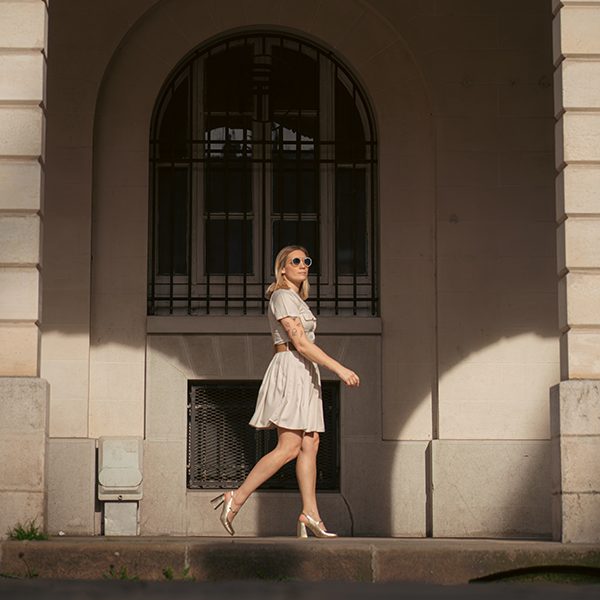 Photo portrait femme - image naturelle moderne ensoleillée - Photographe Reims Marne